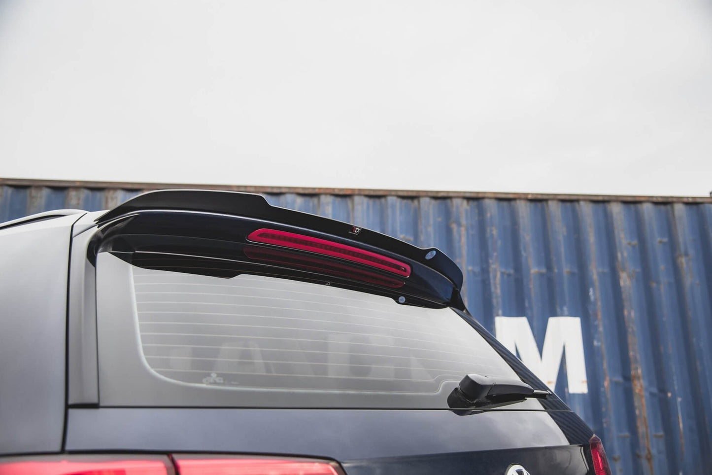 Spoiler Maxton Design pentru portbagajul VW Passat B8 station wagon (dupa 2014), lac negru