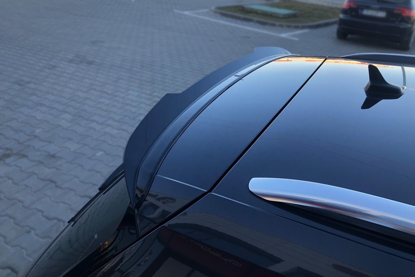 Spoiler Maxton Design pentru portbagajul VW Passat B8 station wagon (dupa 2014), lac negru