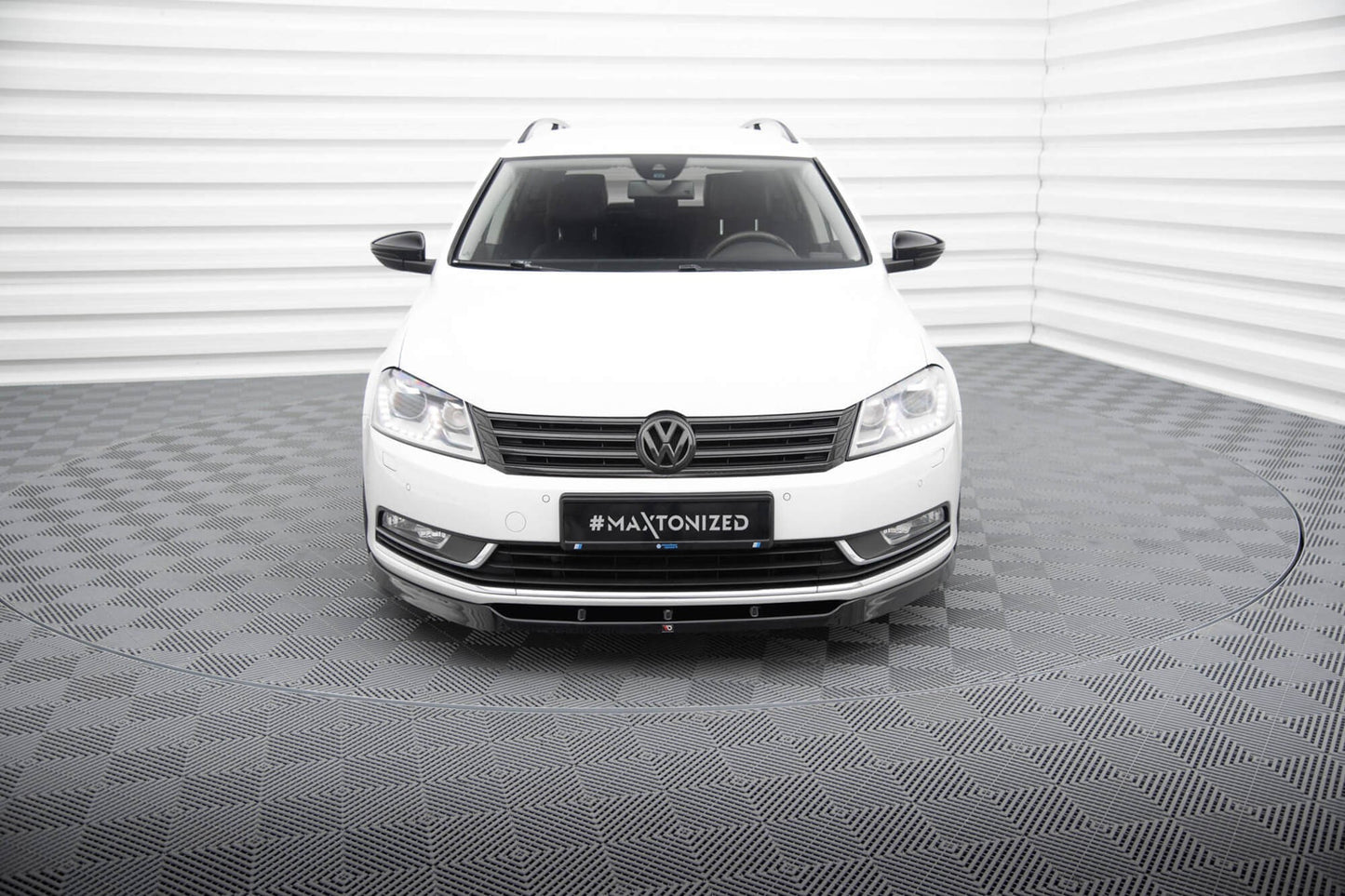 Spoiler Maxton Design pentru bara fata standard a VW Passat B7 (2010-2014), lac negru
