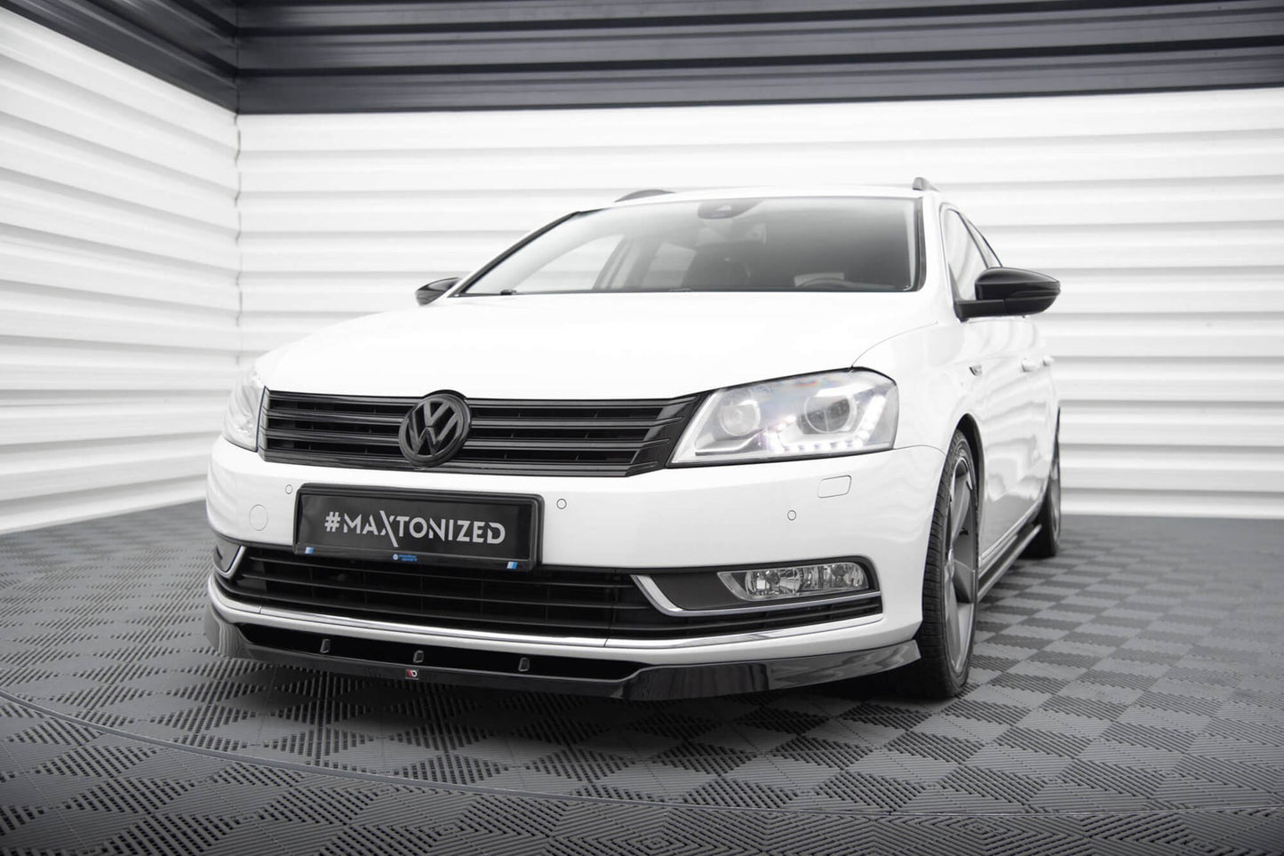 Spoiler Maxton Design pentru bara fata standard a VW Passat B7 (2010-2014), lac negru
