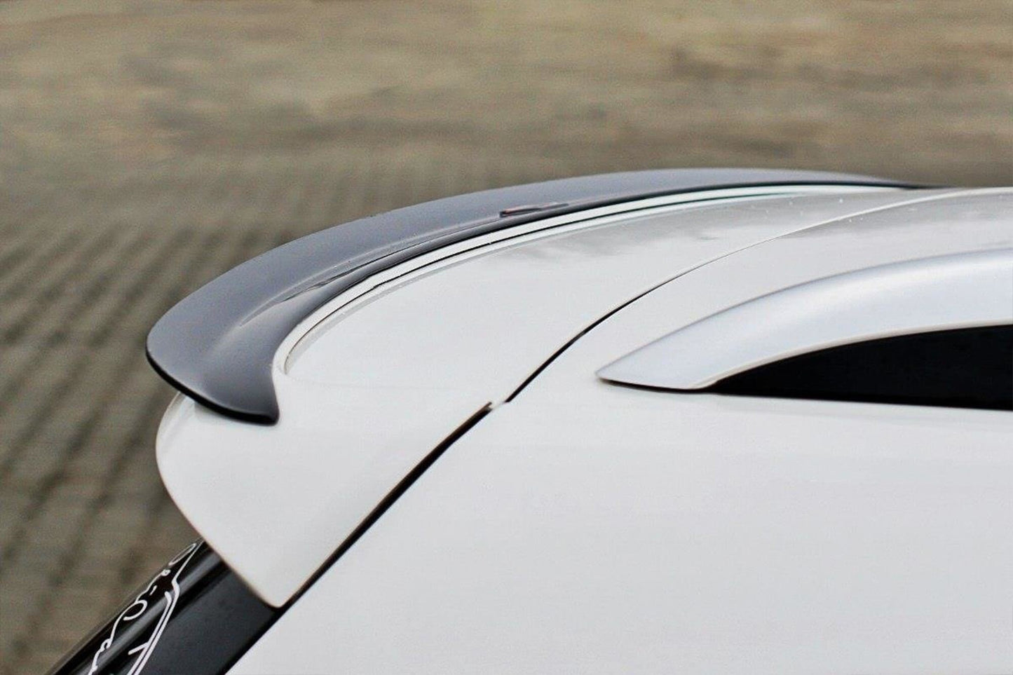 Spoiler Maxton Design tip R-Line pentru portbagajul VW Passat B7 station wagon (2010-2014), negru mat