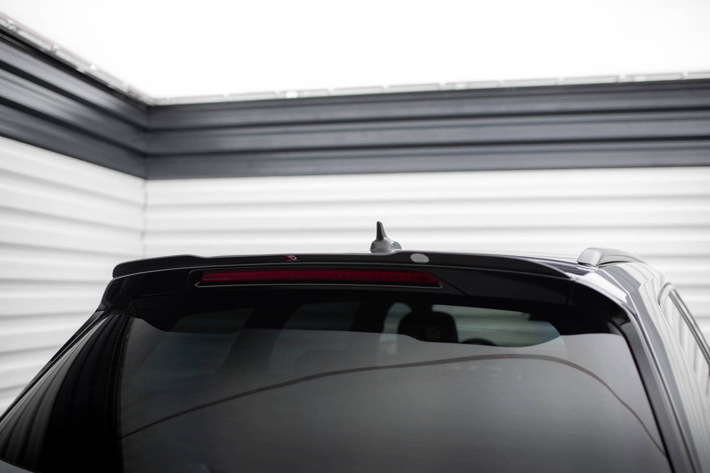 Spoiler Maxton Design tip R-Line pentru portbagajul VW Passat B8 station wagon (dupa 2015), lac negru