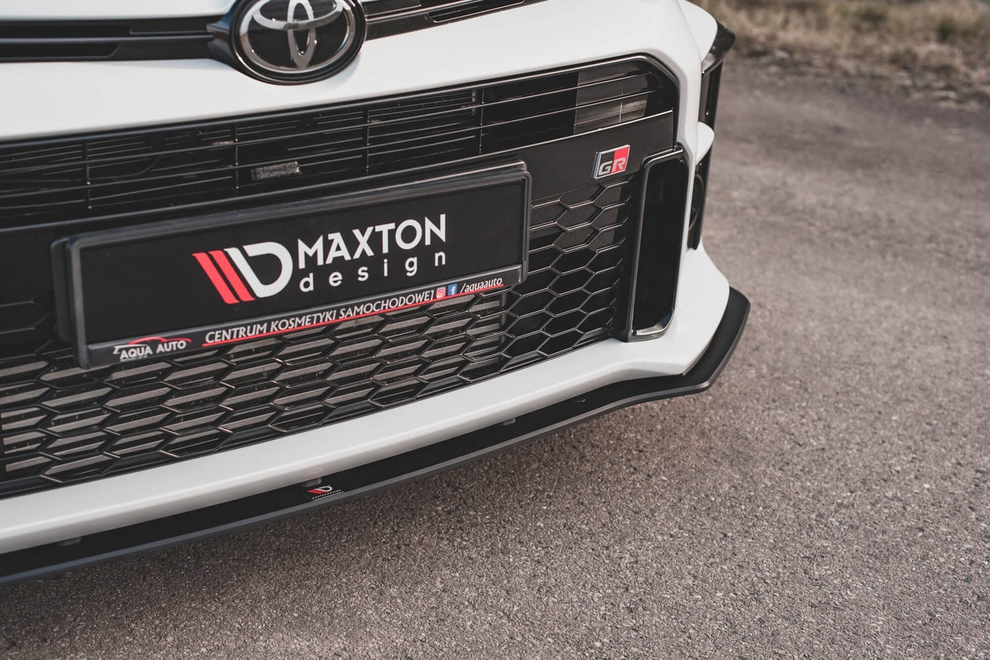 Spoiler tip Racing Maxton Design pentru bara față GR a Toyota Yaris (2020+), negru mat