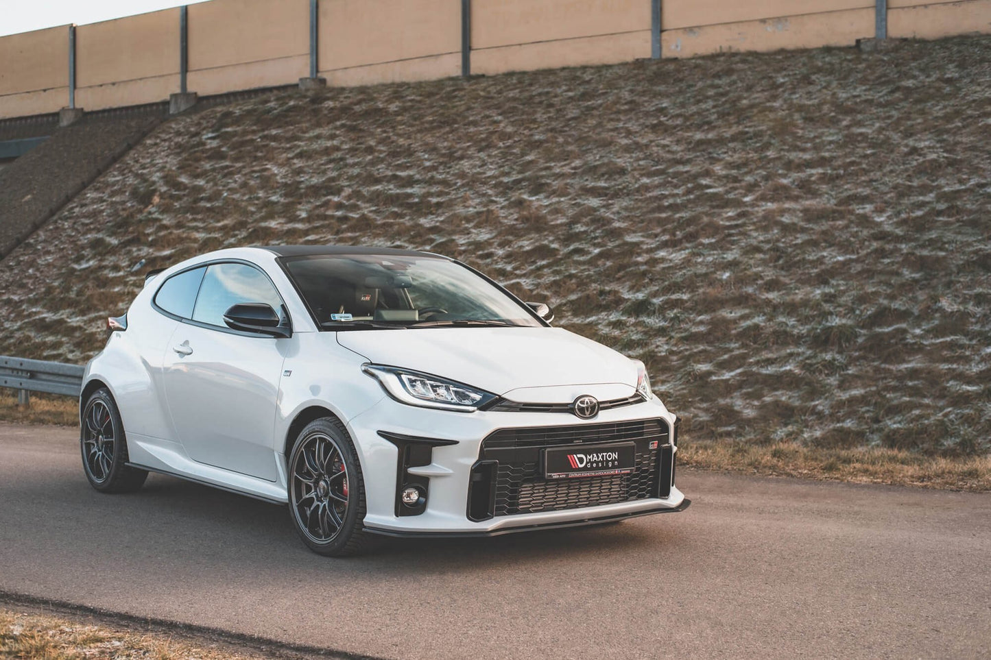 Spoiler tip Racing Maxton Design pentru bara față GR a Toyota Yaris (2020+), negru mat