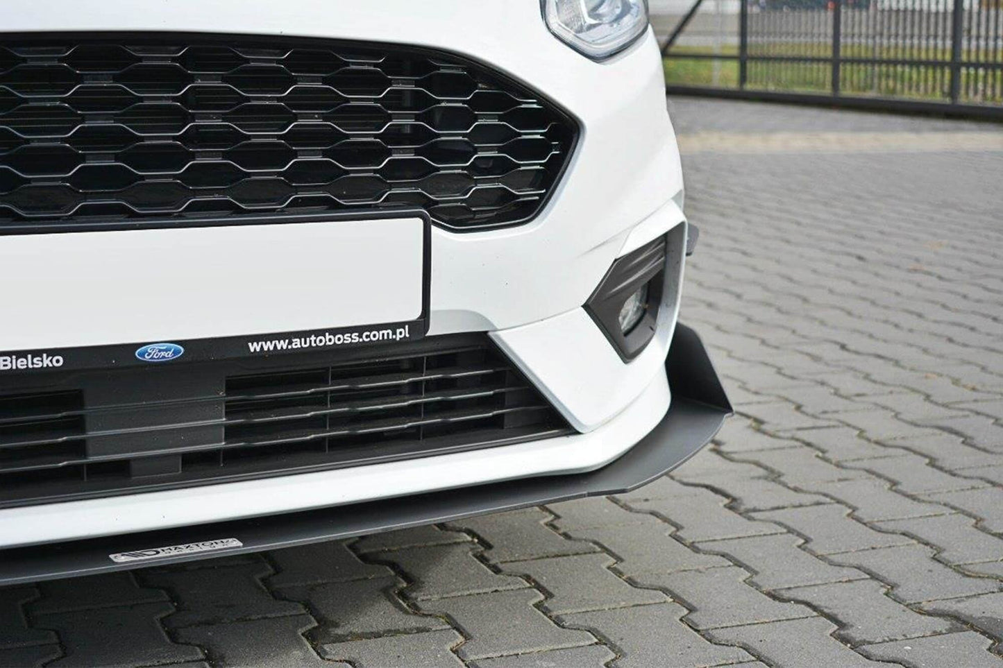 Spoiler Maxton Design tip Racing versiunea 1 pentru bara fata ST a Ford Fiesta (dupa 2017), mat negru