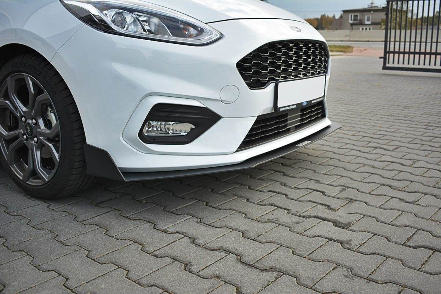 Spoiler Maxton Design tip Racing versiunea 1 pentru bara fata ST a Ford Fiesta (dupa 2017), mat negru