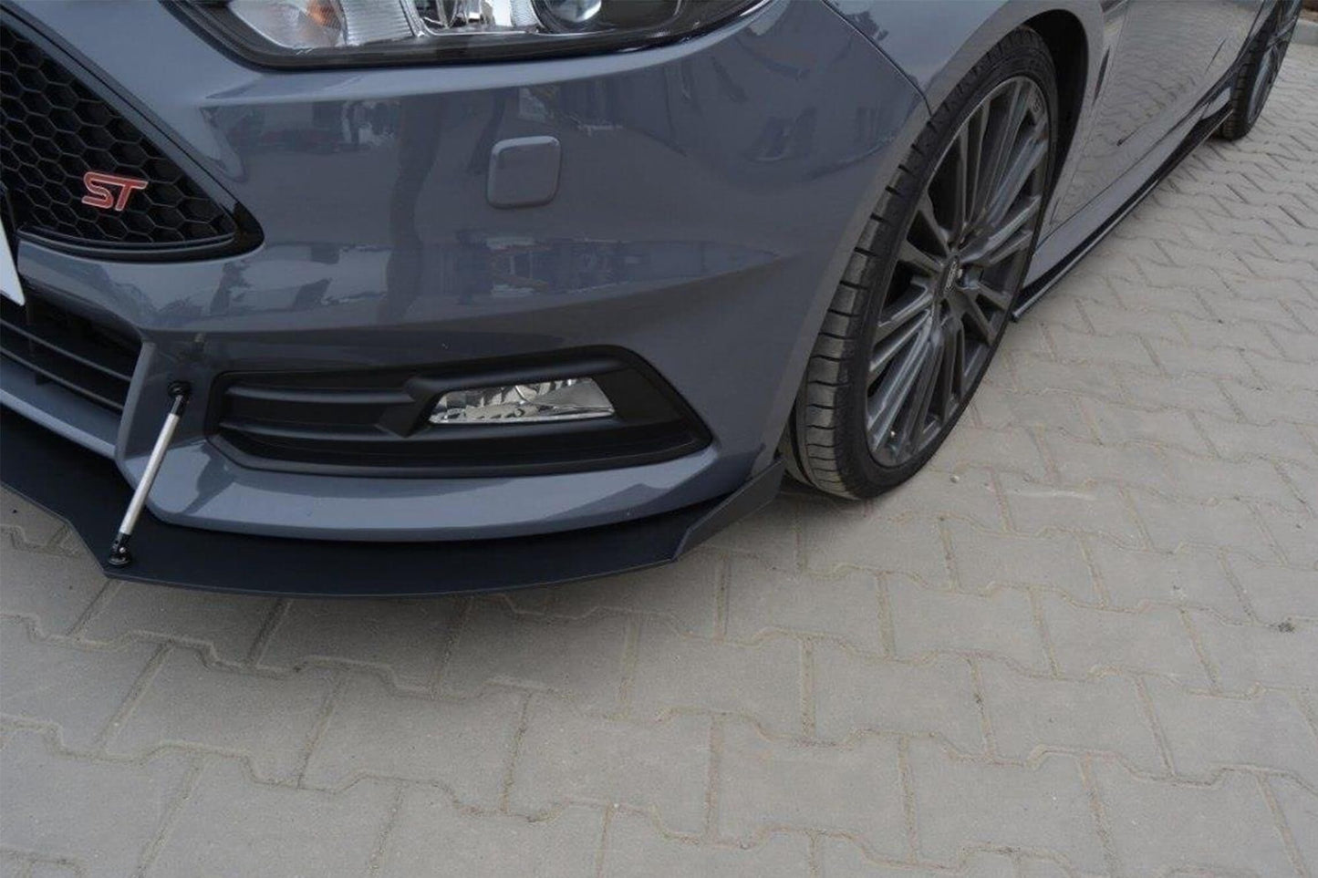Spoiler Maxton Design tip Racing versiune 2 pentru bara fata ST Ford Focus (2015-2018), negru mat