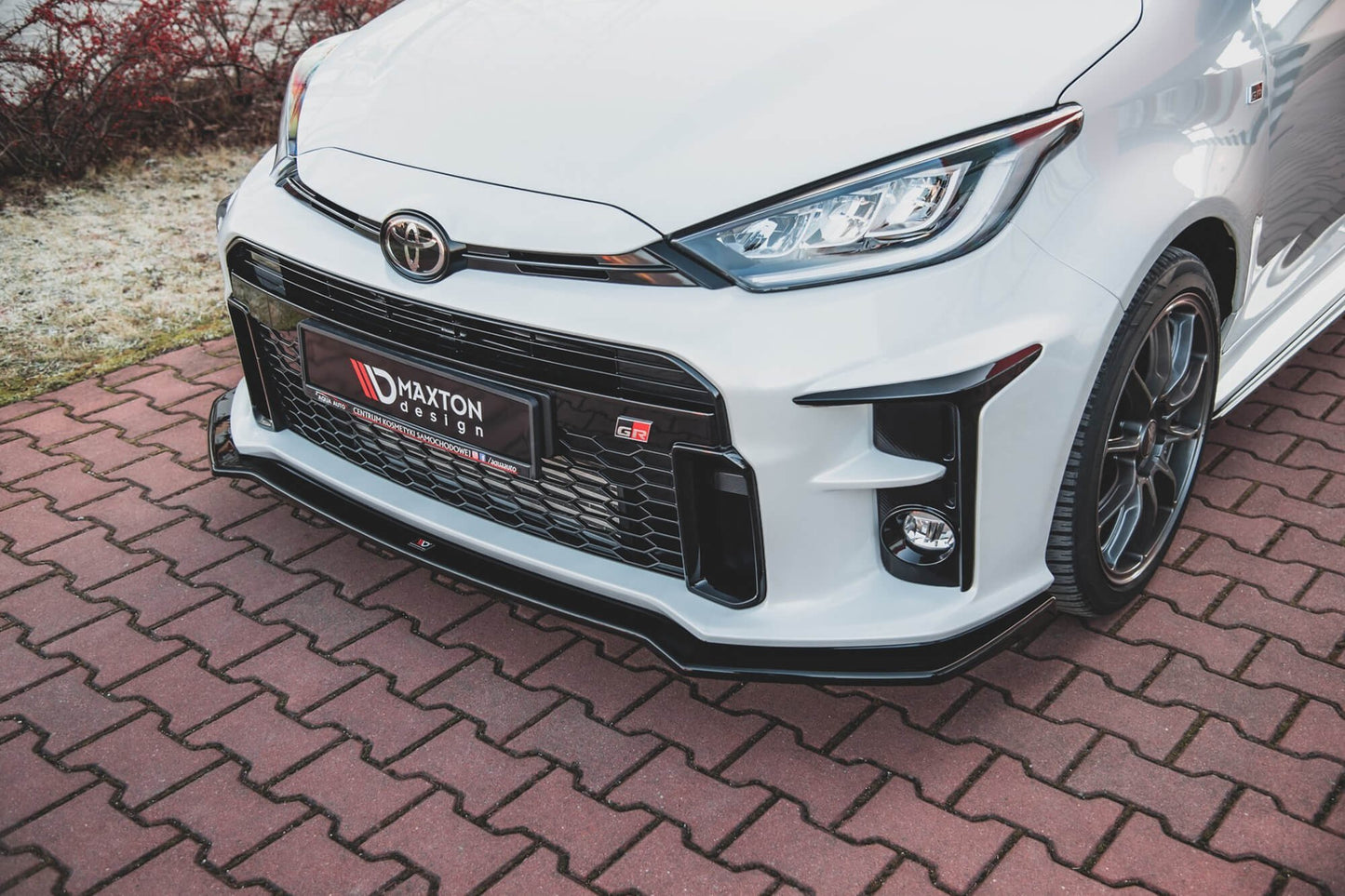 Spoiler Maxton Design versiunea 1 pentru bara față GR a Toyota Yaris (după 2020), culoare carbon