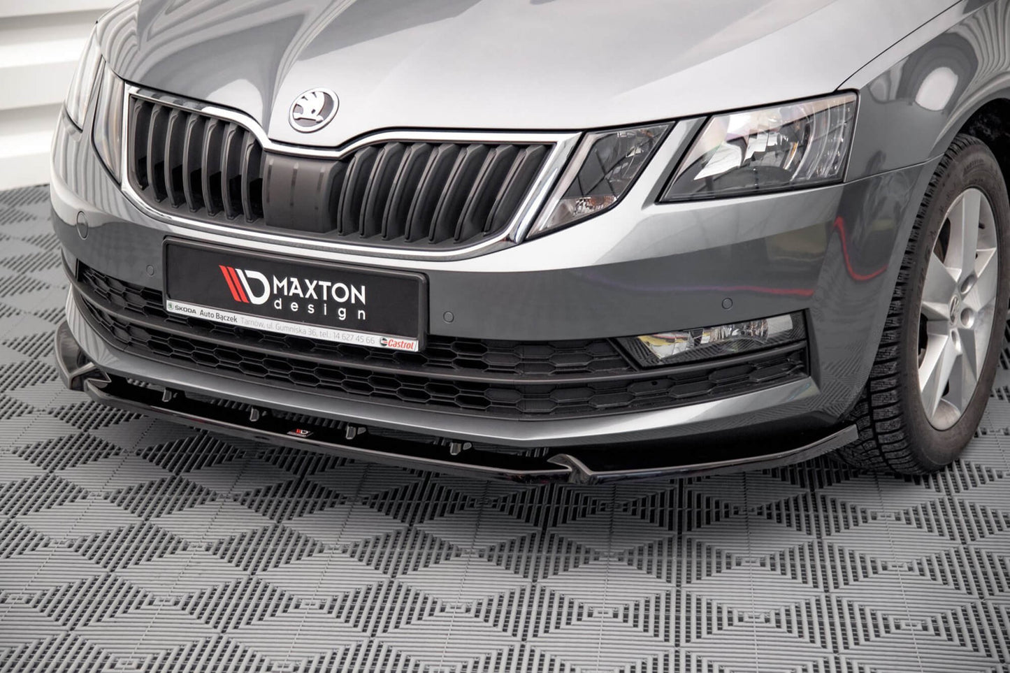 Splitter frontal Maxton Design V.1 pentru bara față standard Skoda Octavia (2016‑2020), carbon