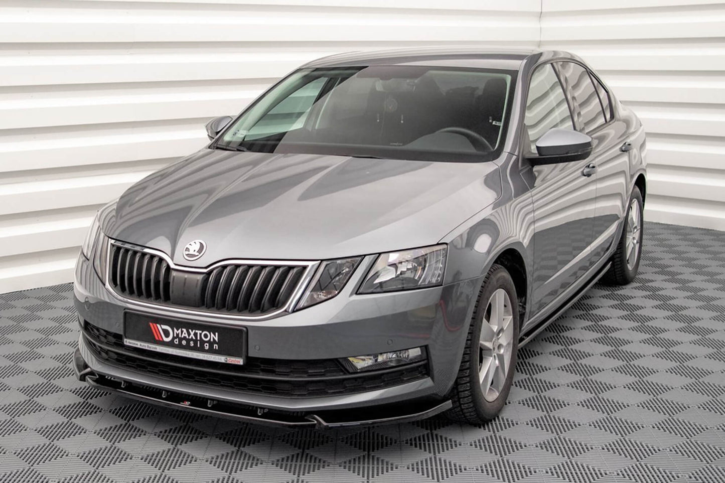 Splitter frontal Maxton Design V.1 pentru bara față standard Skoda Octavia (2016‑2020), carbon