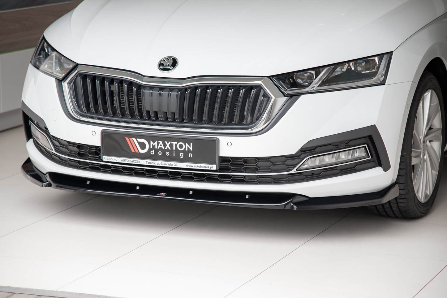 Spoiler Maxton Design versiunea 1 pentru bara fata standard a Skoda Octavia (dupa 2019), negru mat