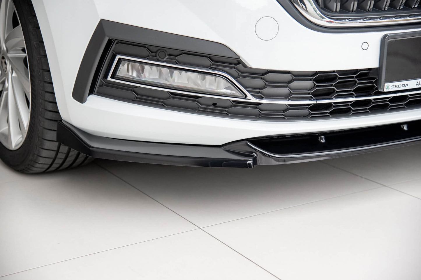 Spoiler Maxton Design versiunea 1 pentru bara fata standard a Skoda Octavia (dupa 2019), culoare carbon