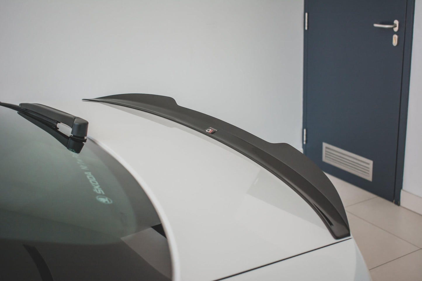 Spoiler Maxton Design versiunea 2 pentru portbagajul Skoda Superb (2015-2019), Superb (după 2019), hatchback, culoare carbon