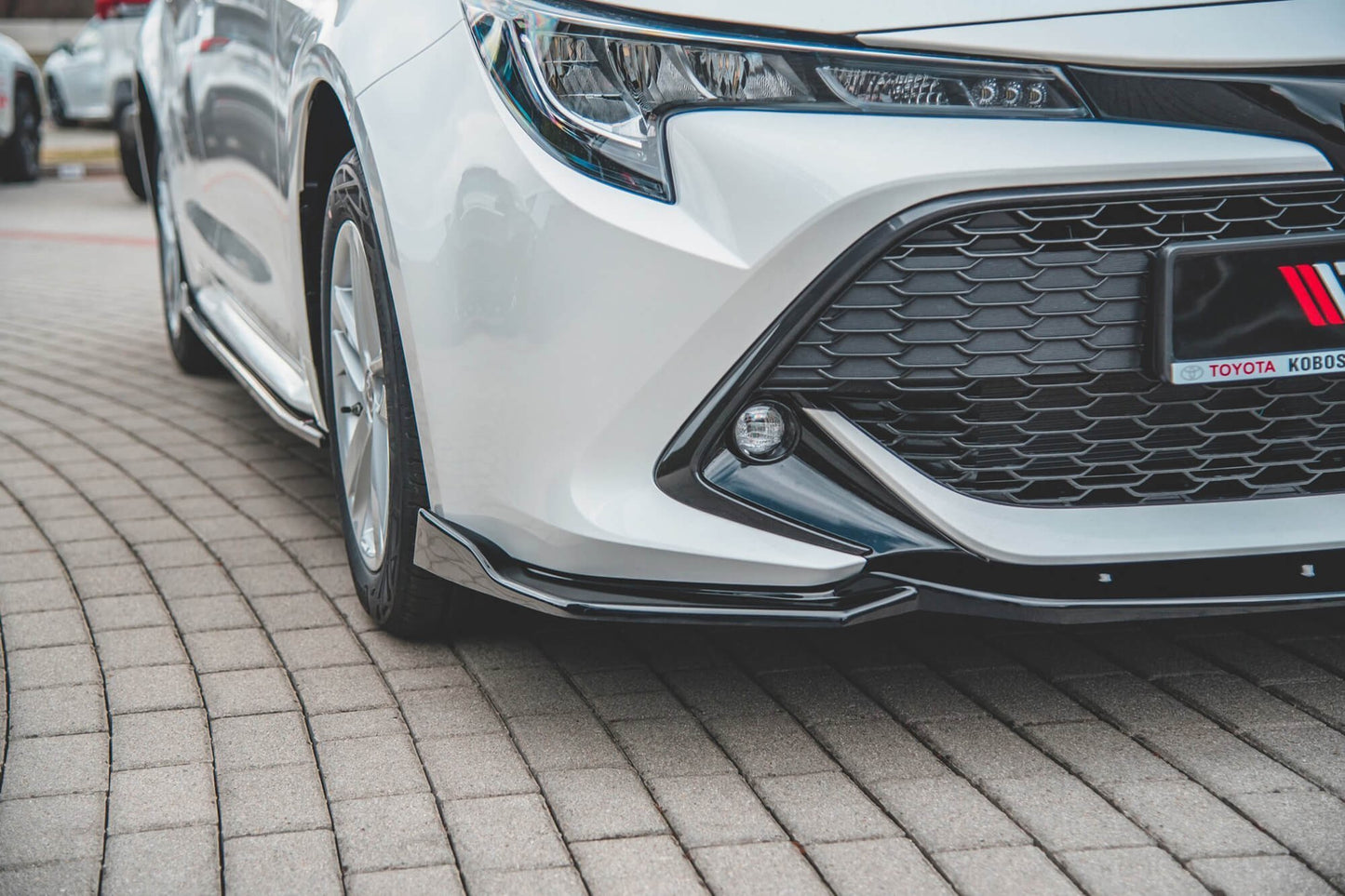Spoiler bara fata Maxton Design V2 pentru Toyota Corolla hatchback, touring (din 2019), negru lucios