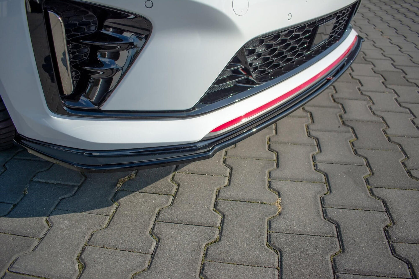 Spoiler Maxton Design versiunea 2 pentru bara fata GT a Kia Pro Ceed (2018-), culoare carbon