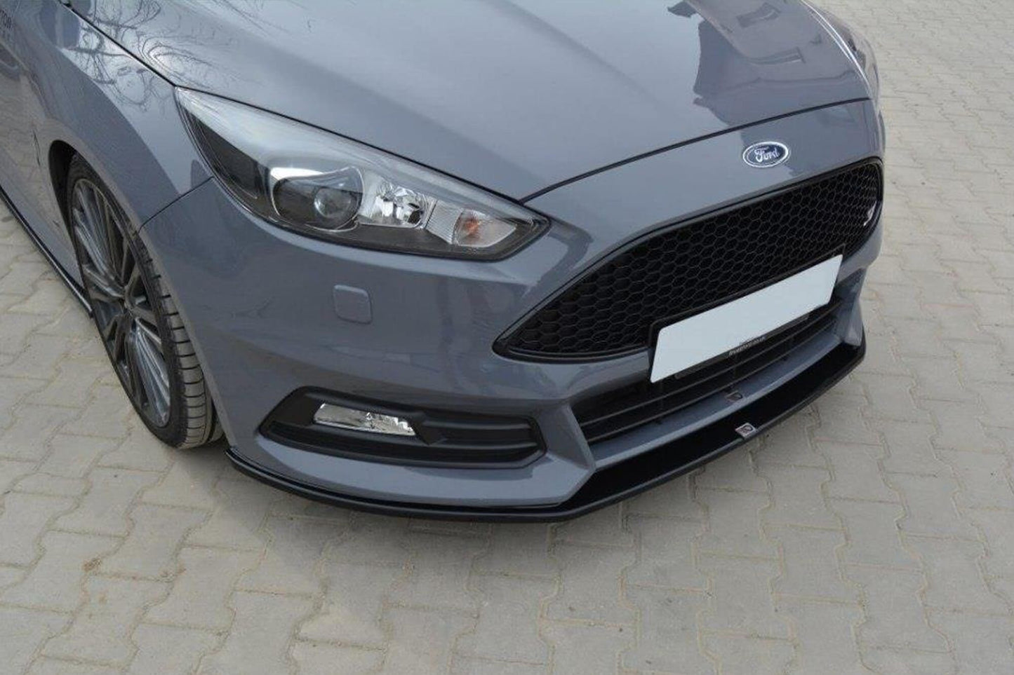 Spoiler Maxton Design versiunea 2 pentru bara fata ST a Ford Focus (2015-2018), negru lucios