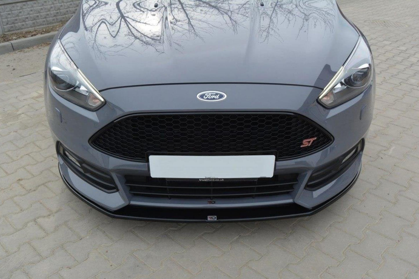 Spoiler Maxton Design versiunea 2 pentru bara fata ST a Ford Focus (2015-2018), negru lucios