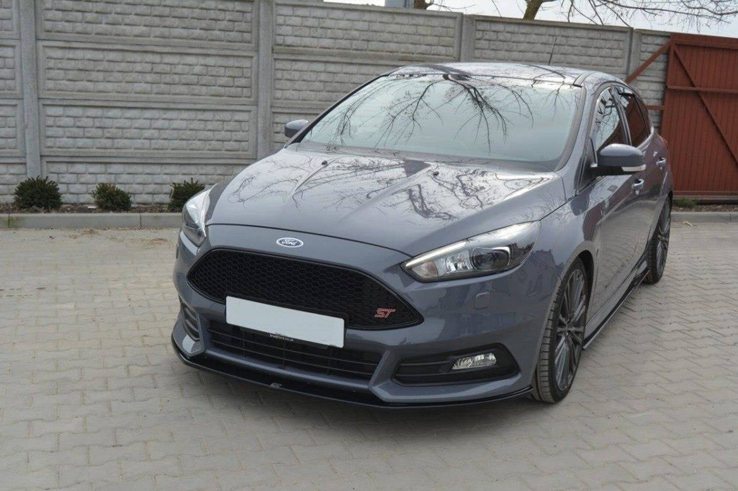 Spoiler Maxton Design versiunea 2 pentru bara fata ST a Ford Focus (2015-2018), negru lucios