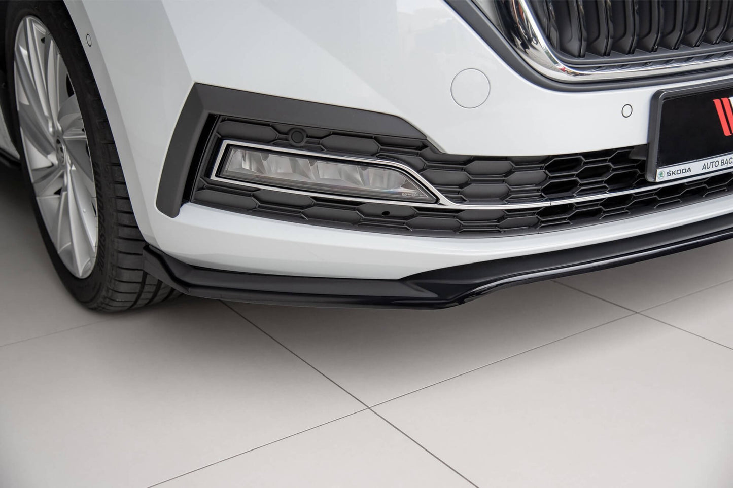 Spoiler Maxton Design versiunea 2 pentru bara fata standard a Skoda Octavia (dupa 2019), culoare carbon