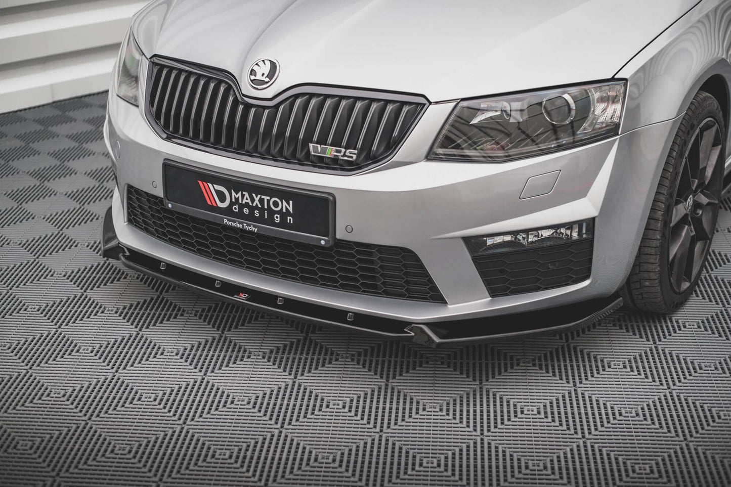 Maxton Design Front Splitter versiunea 3 pentru bara față RS Skoda Octavia (2013‑2016), culoare carbon