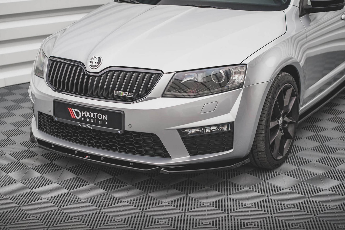 Splitter frontal Maxton Design versiunea 4 pentru bara RS față Skoda Octavia (2013-2016), culoare carbon