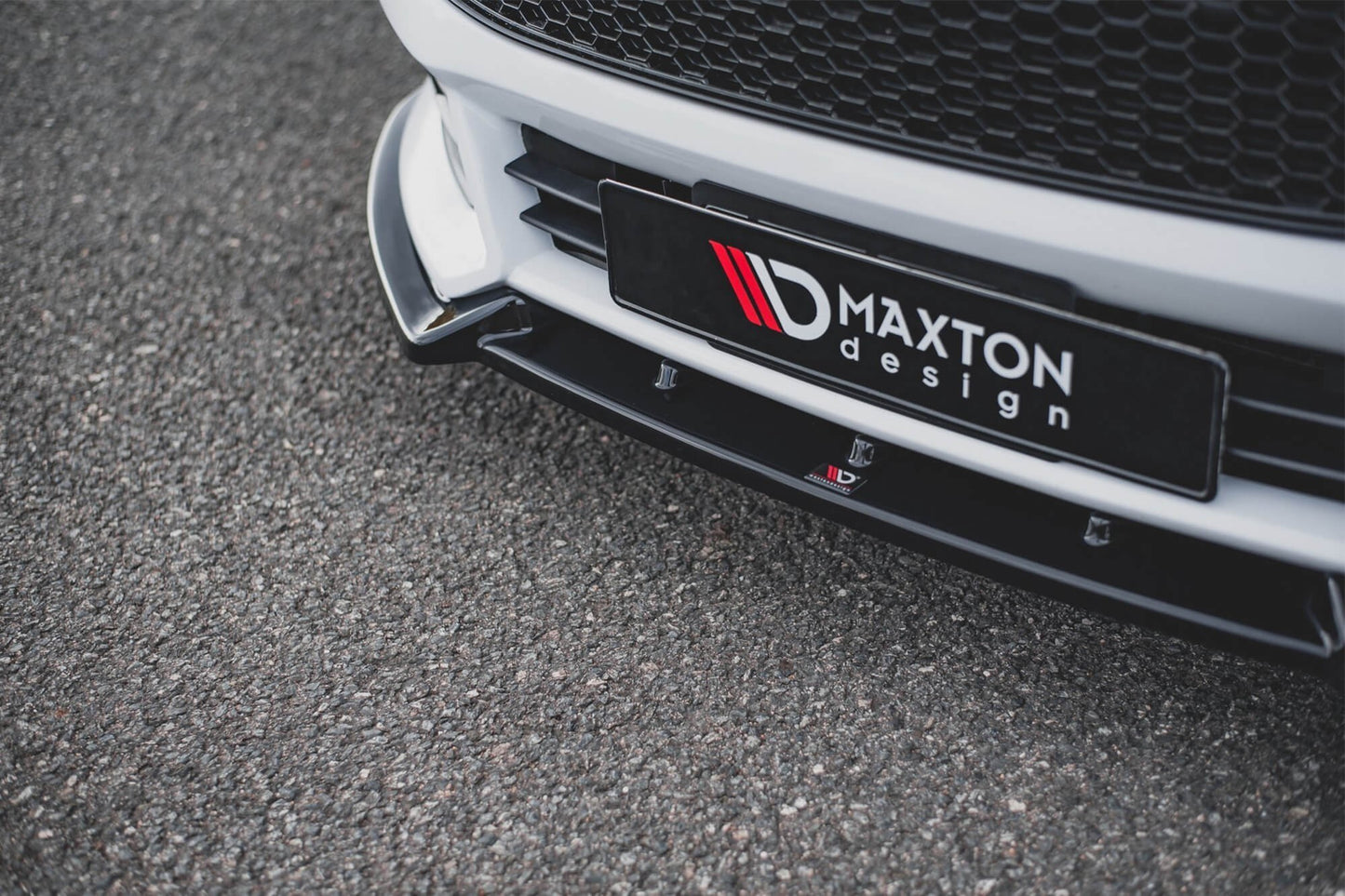 Spoiler Maxton Design versiunea 4 pentru bara fata ST a Ford Focus (2015-2018), negru mat