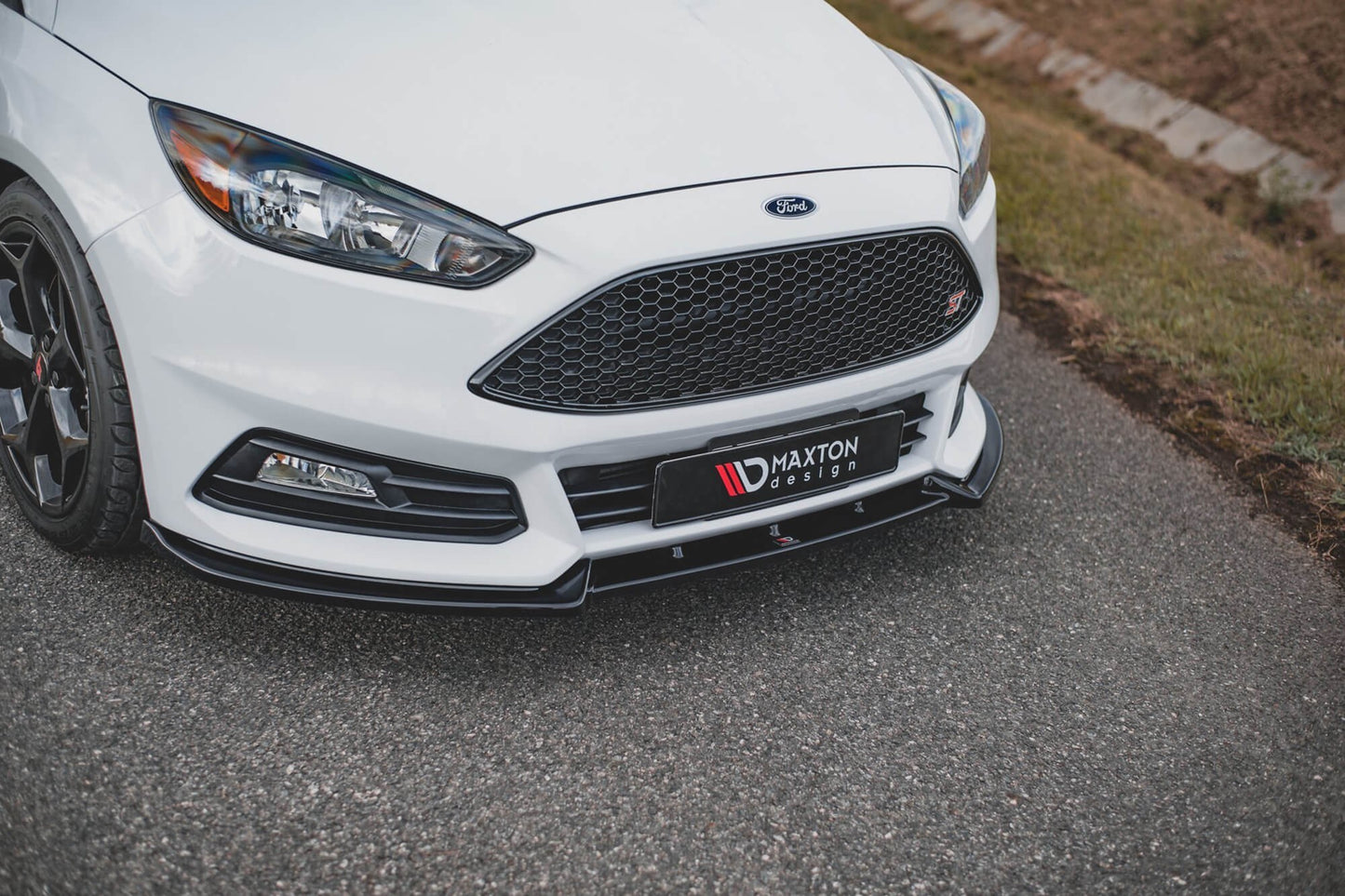Spoiler Maxton Design versiunea 4 pentru bara fata ST a Ford Focus (2015-2018), negru mat