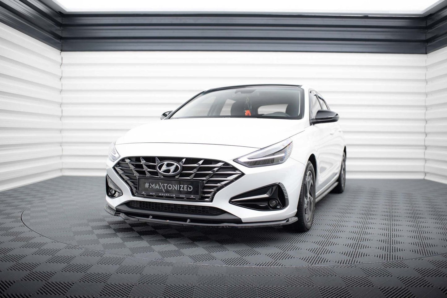 Splitter Maxton Design versiunea 1 pentru bara fata a Hyundai i30 (2020-), negru lac
