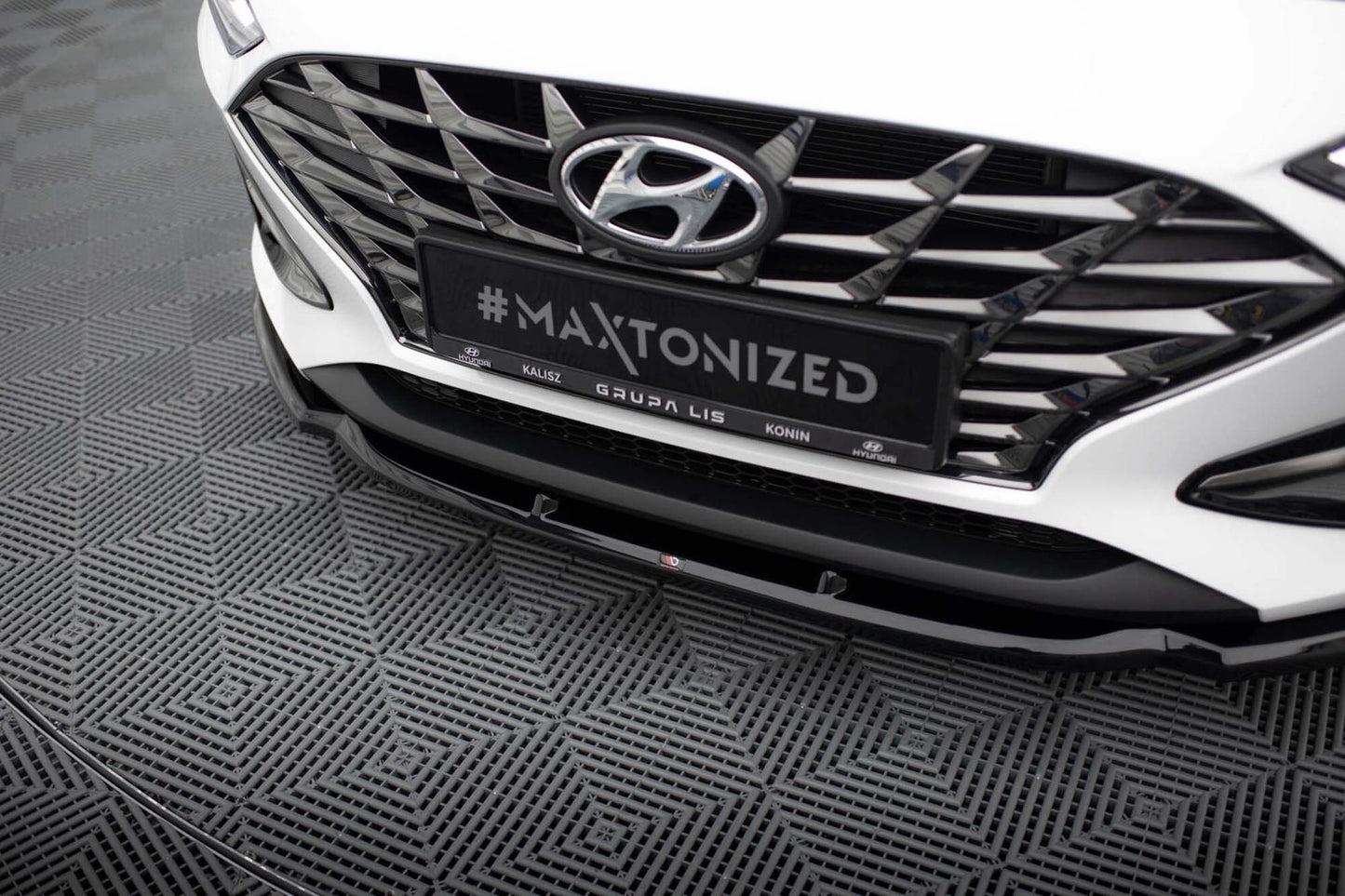 Splitter Maxton Design versiunea 1 pentru bara fata a Hyundai i30 (2020-), negru lac