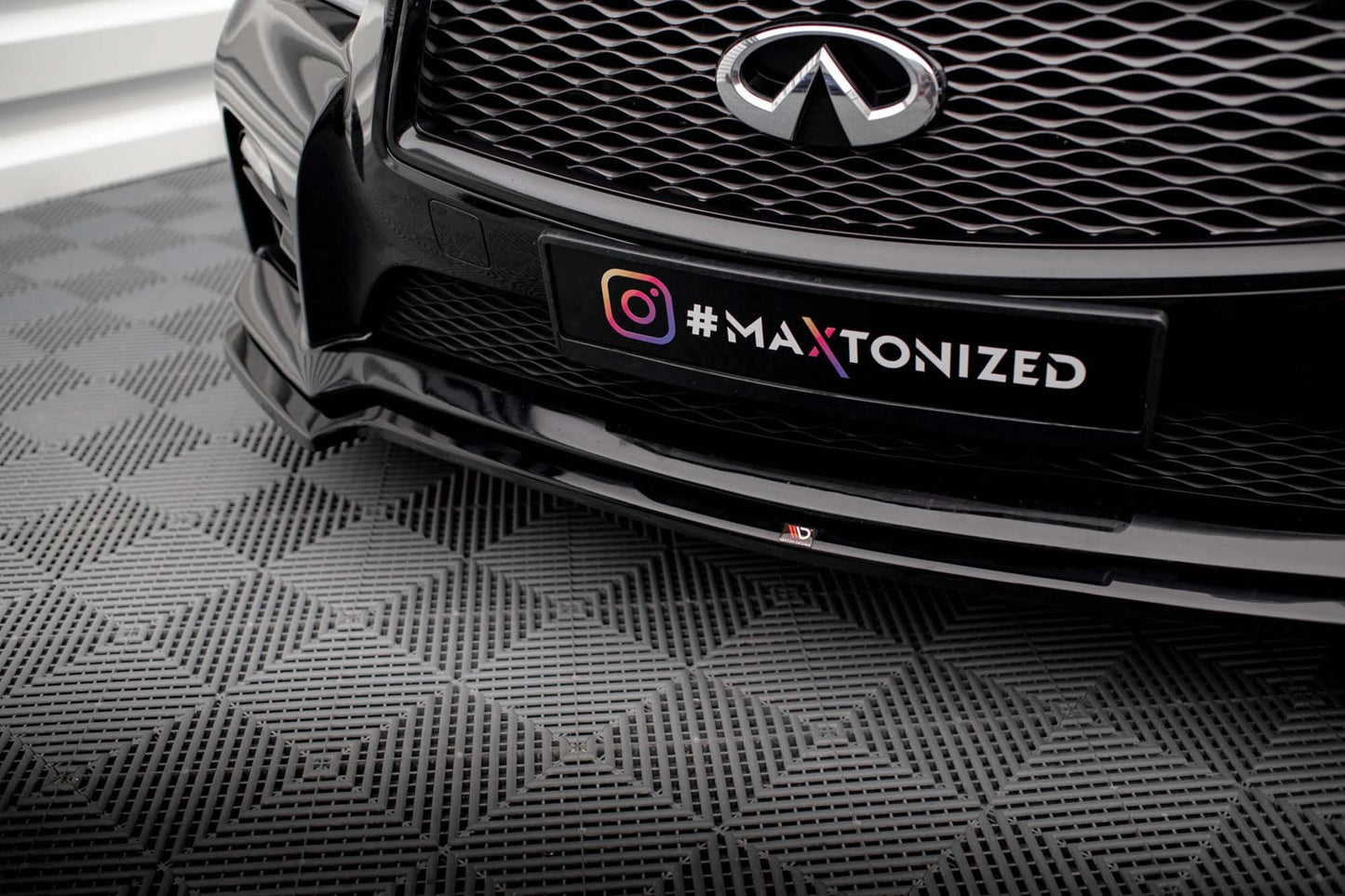 Maxton Design versiunea 1 spoiler bara fata pentru Infiniti Q50 S Mk1 (2013-2016), culoare fibra de carbon