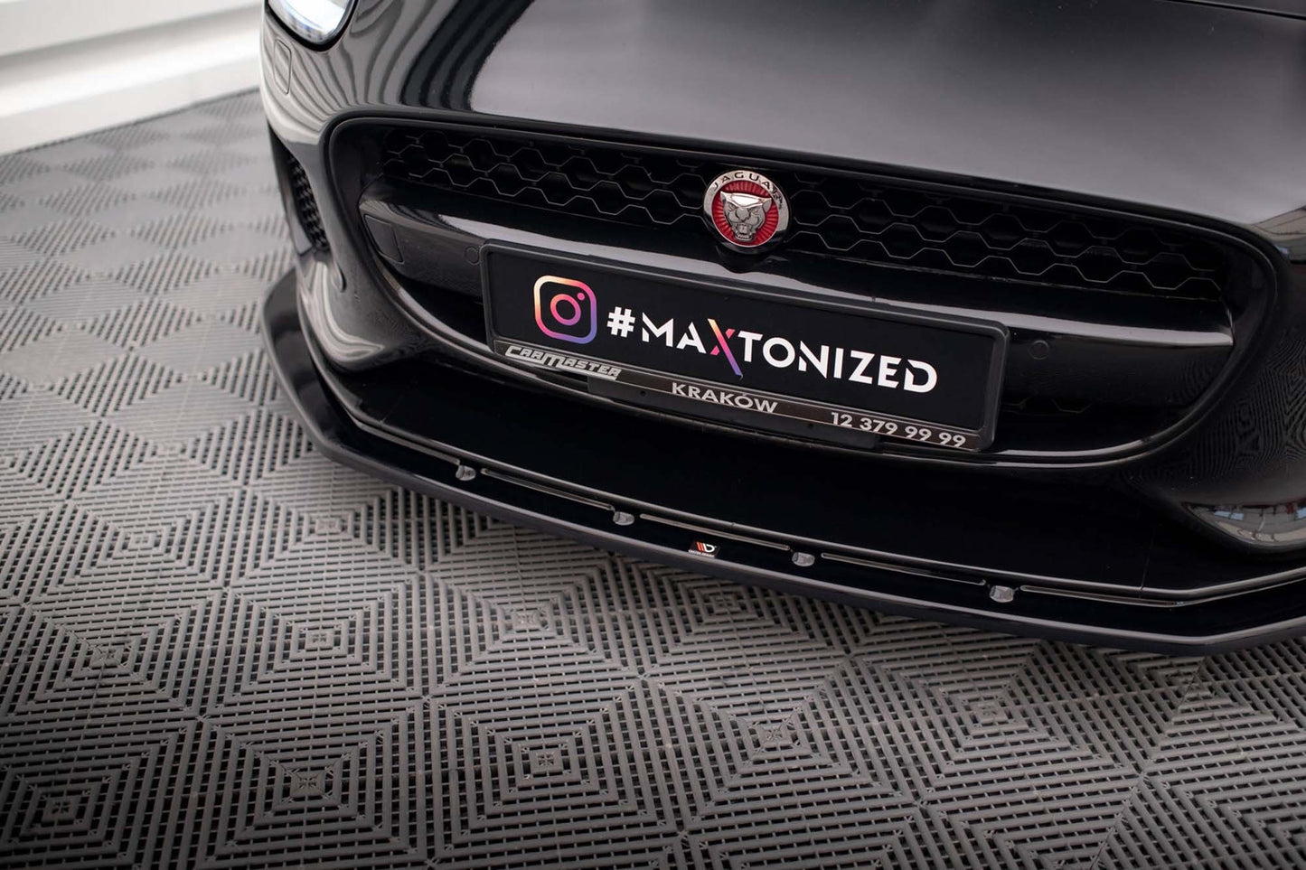 Spoiler Maxton Design versiunea 1 pentru bara fata a Jaguar F-Type Mk1 (2016-2020), culoare carbon