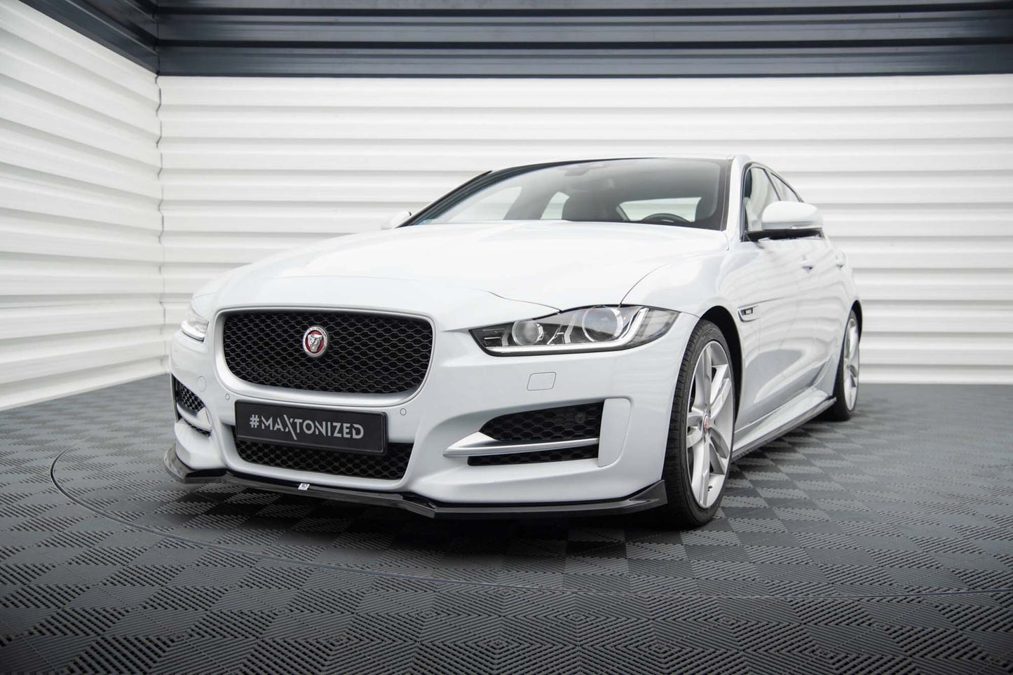 Spoiler Maxton Design versiunea 1 pentru bara fata a Jaguar XE R-Sport X760 (dupa 2015), negru lacuit