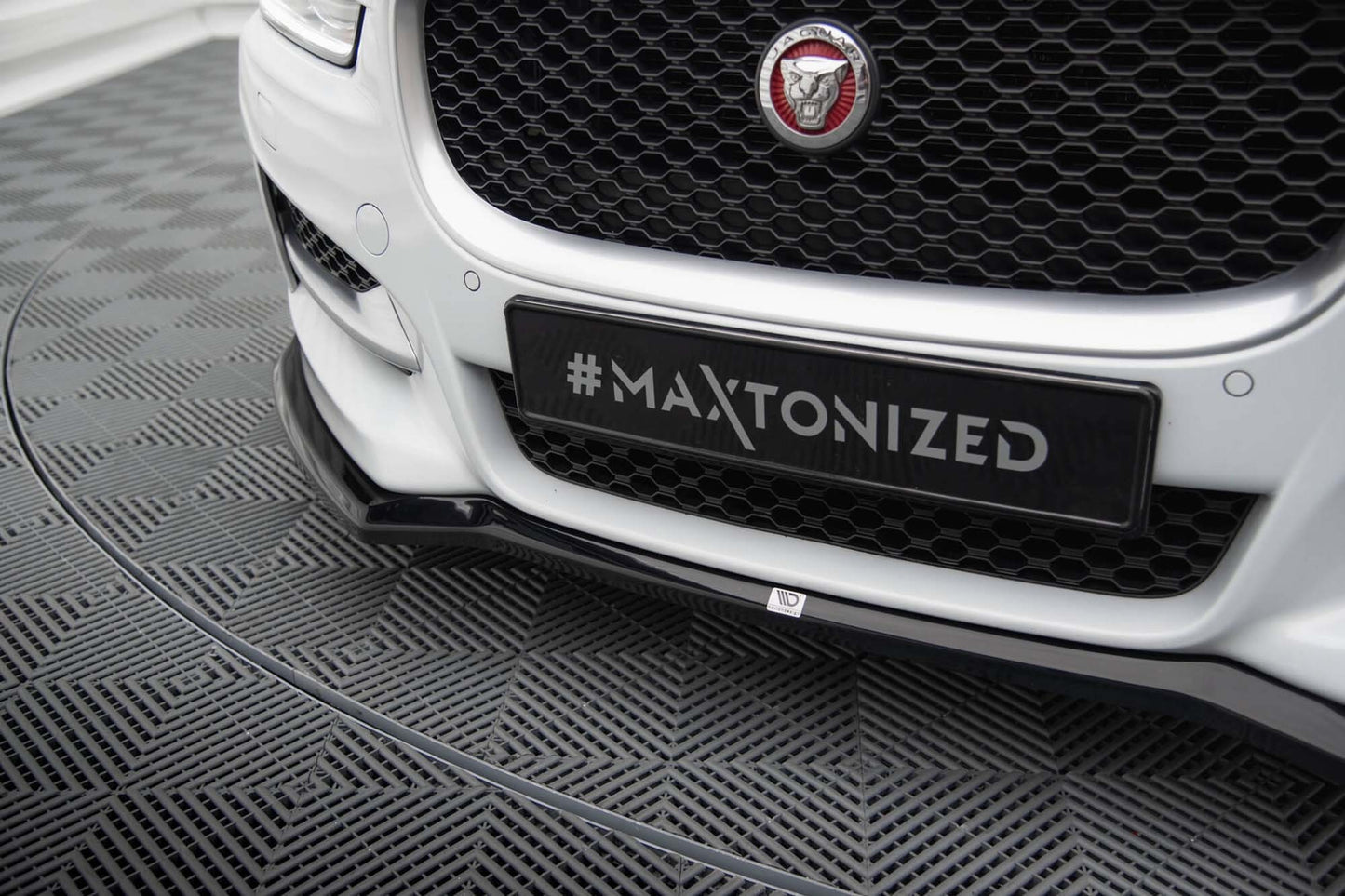 Spoiler Maxton Design versiunea 1 pentru bara fata a Jaguar XE R-Sport X760 (dupa 2015), negru lacuit