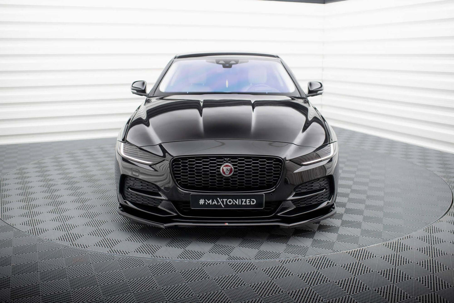 Spoiler Maxton Design versiunea 1 pentru bara fata a Jaguar XE X760 (dupa 2019), lac negru