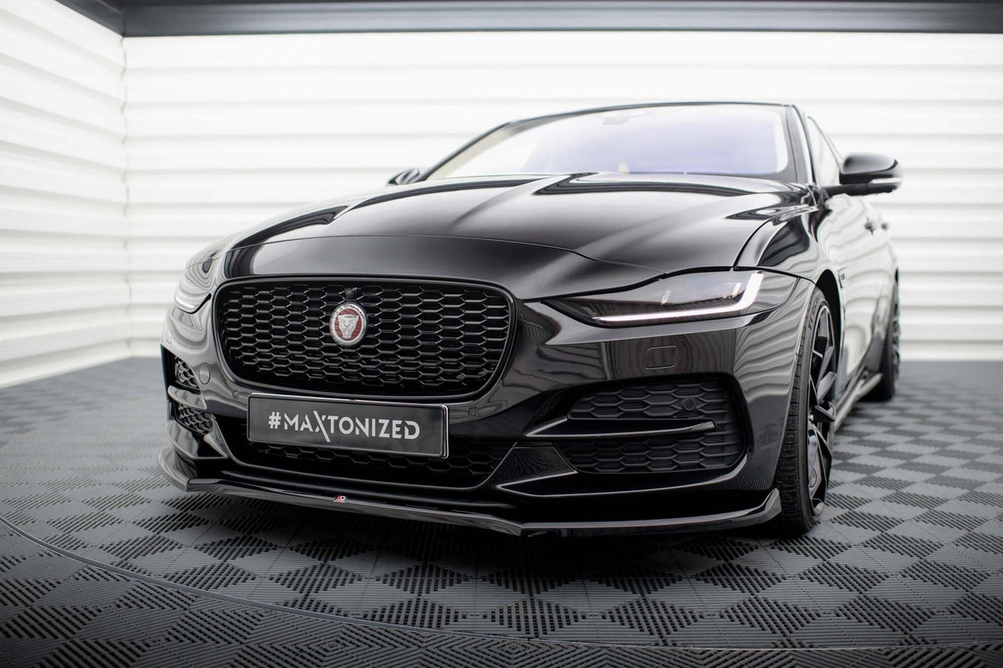 Spoiler Maxton Design versiunea 1 pentru bara fata a Jaguar XE X760 (dupa 2019), lac negru