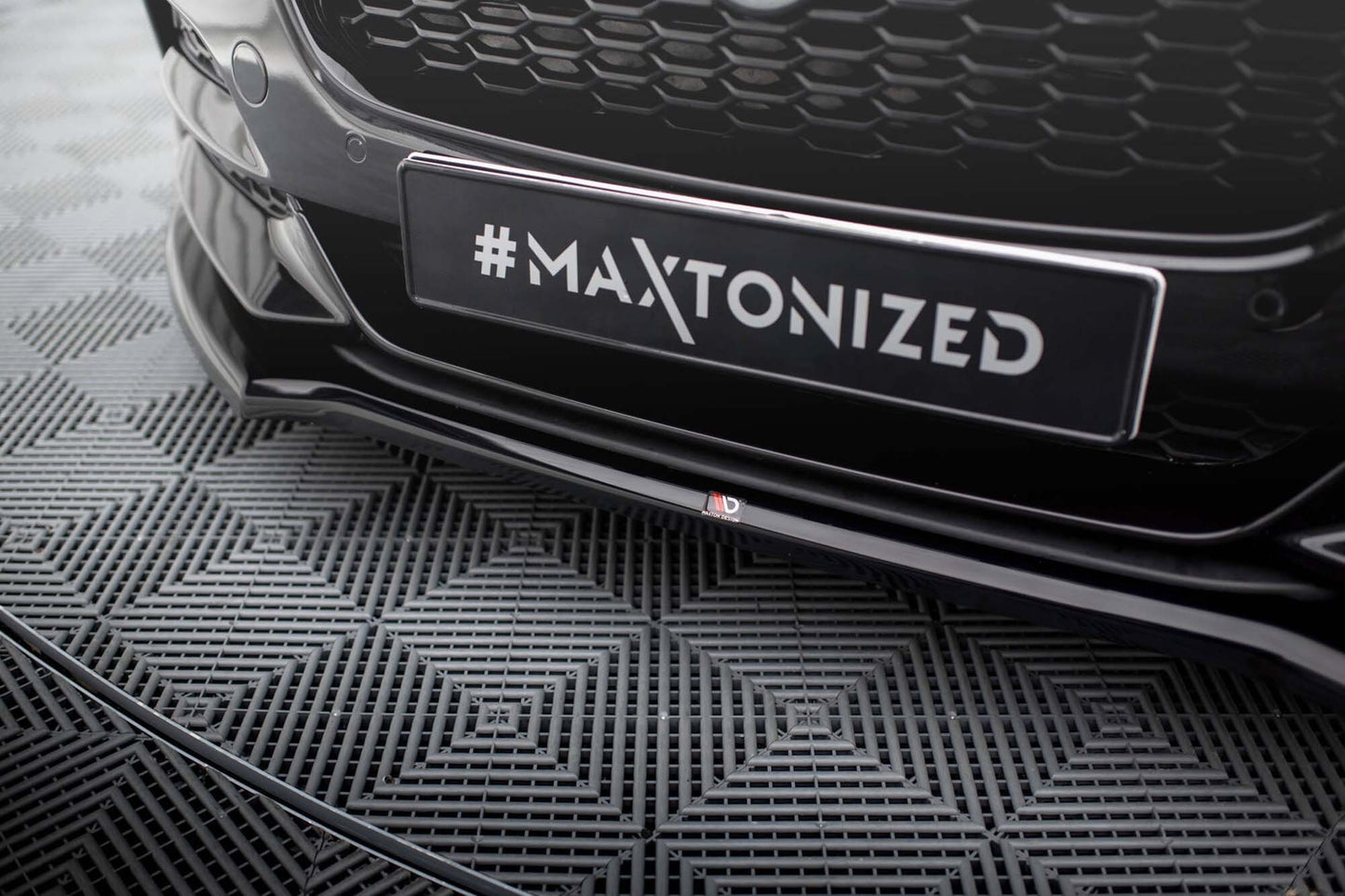 Spoiler Maxton Design versiunea 1 pentru bara fata a Jaguar XE X760 (dupa 2019), lac negru
