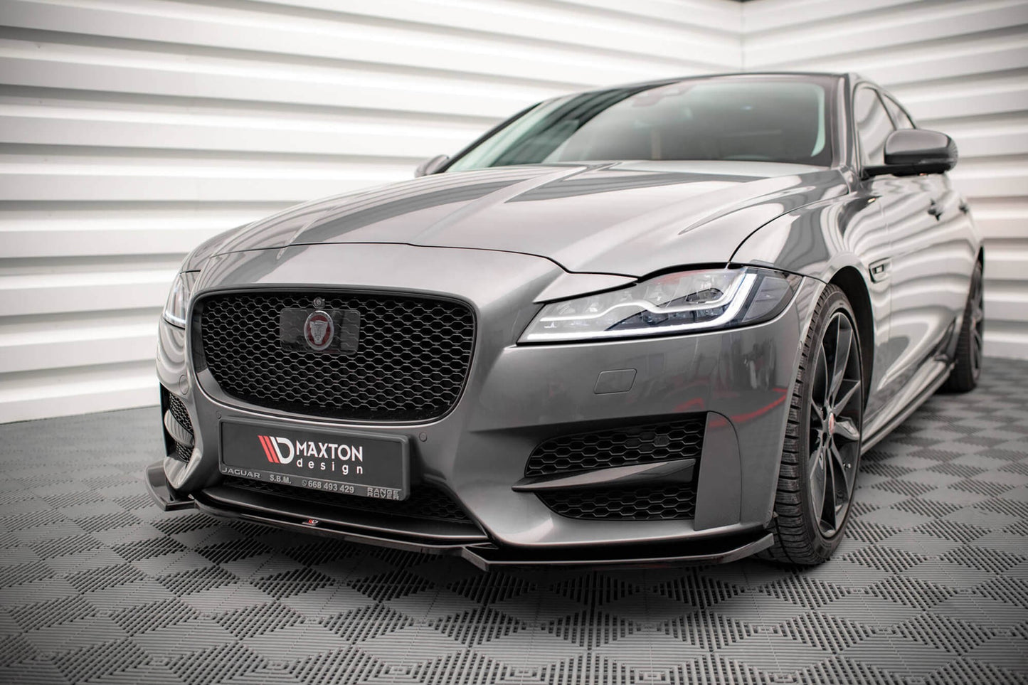 Spoiler Maxton Design versiunea 1 pentru bara fata a Jaguar XF R-Sport (2015-2020), negru mat