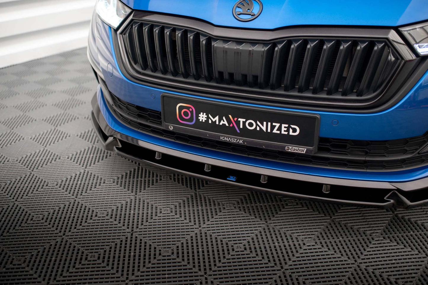 Spoiler Maxton Design versiunea 1 pentru bara fata a Skoda Octavia Sportline (dupa 2019), lac negru
