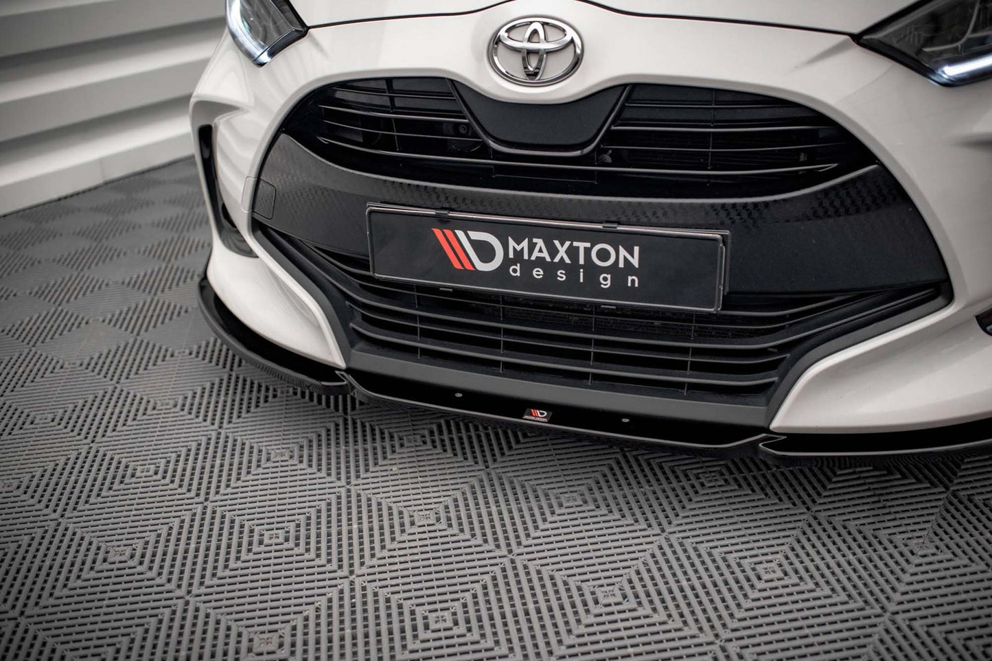 Spoiler Maxton Design versiunea 1 pentru bara față a Toyota Yaris MK4 (2019+), negru lucios