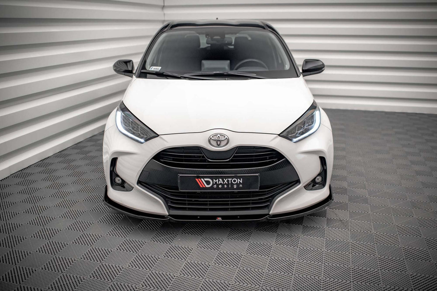Spoiler Maxton Design versiunea 1 pentru bara față a Toyota Yaris MK4 (2019+), negru lucios