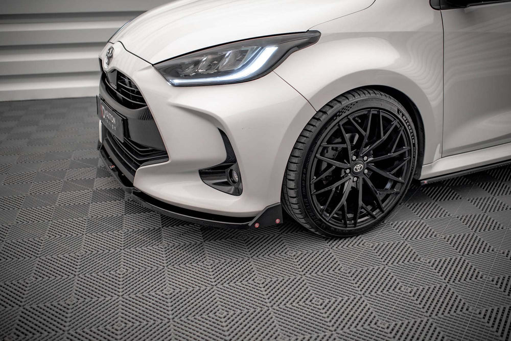 Spoiler Maxton Design versiunea 1 pentru bara față a Toyota Yaris MK4 (2019+), culoare carbon