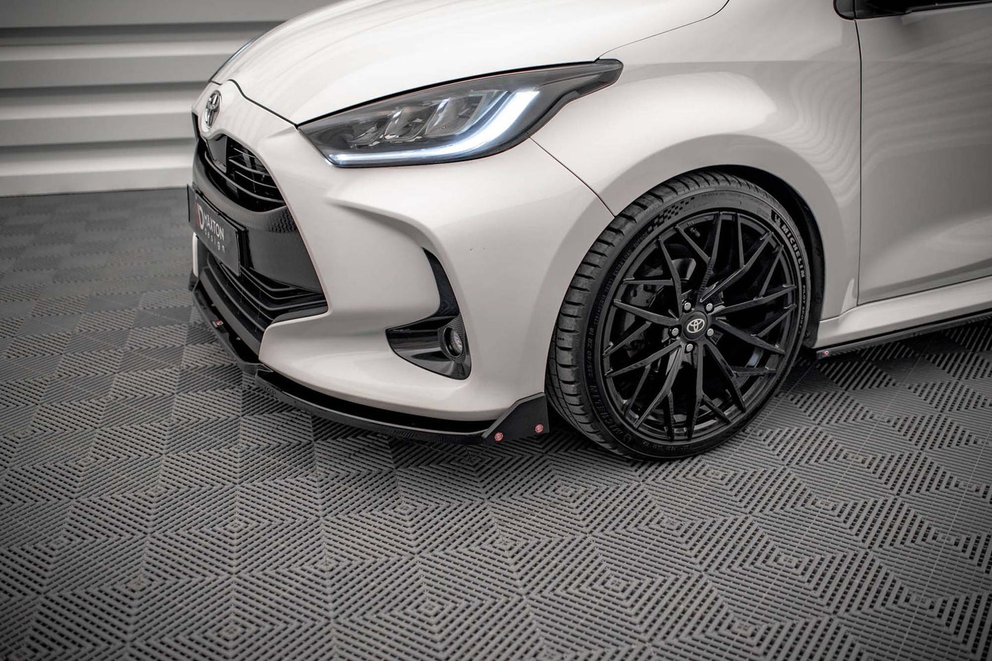 Spoiler Maxton Design versiunea 1 pentru bara față a Toyota Yaris MK4 (2019+), culoare carbon