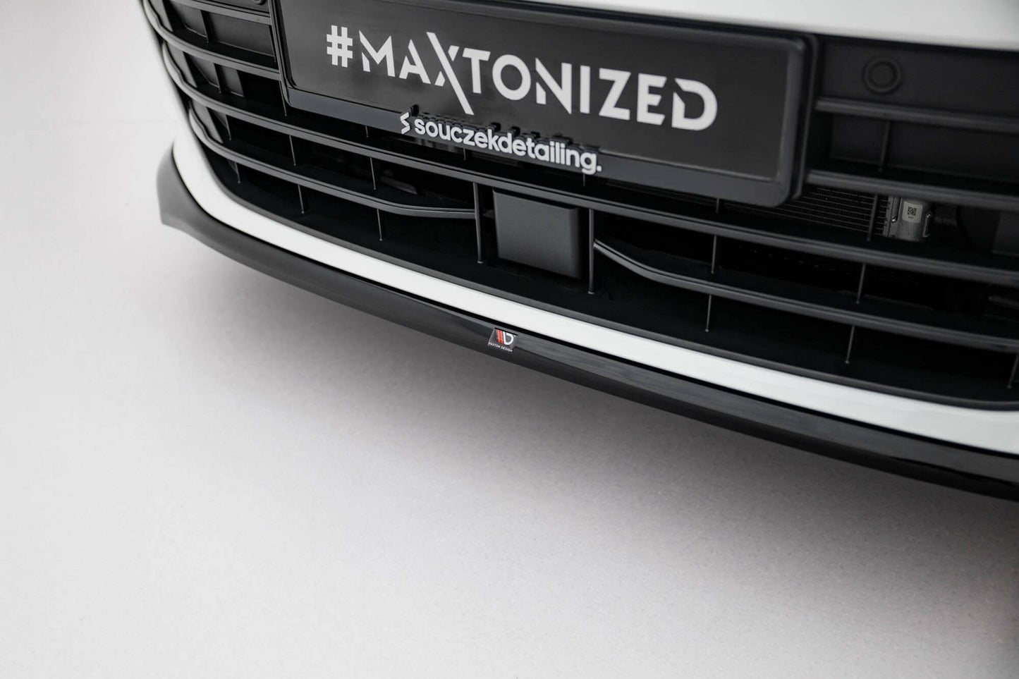 Spoiler Maxton Design versiunea 1 pentru bara fata a VW Passat B9 (dupa 2024), lac negru