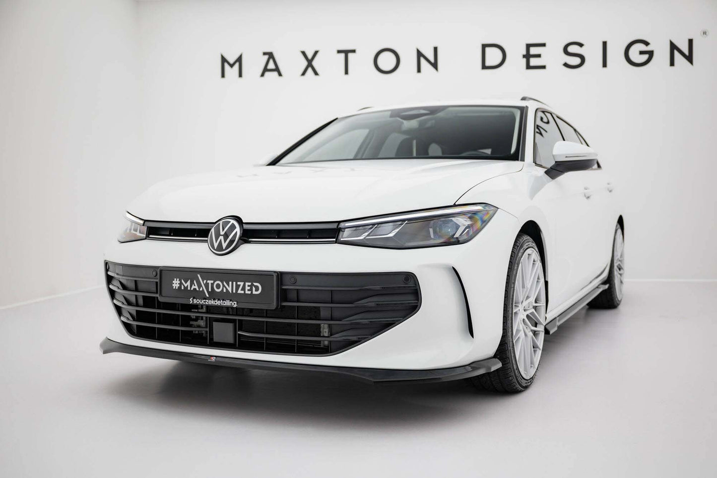 Spoiler Maxton Design versiunea 1 pentru bara fata a VW Passat B9 (dupa 2024), lac negru