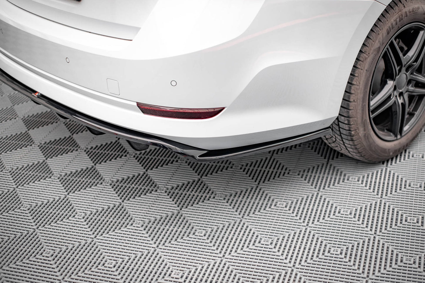 Spoiler Maxton Design versiunea 1 pentru bara spate standard a Skoda Octavia (dupa 2019), lac negru