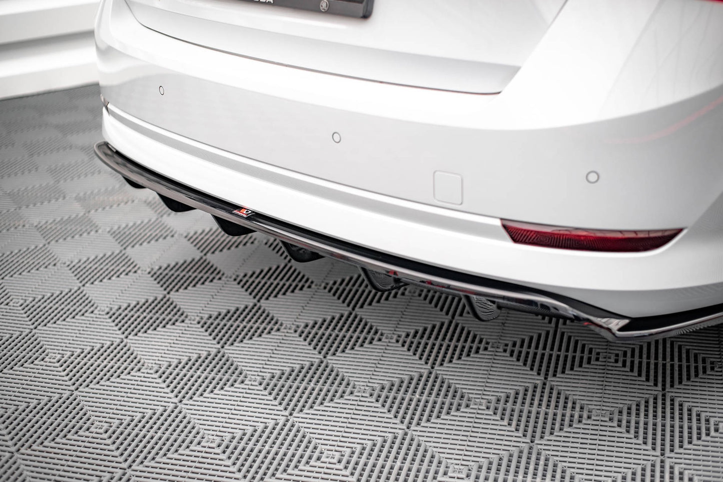 Spoiler Maxton Design versiunea 1 pentru bara spate standard a Skoda Octavia (dupa 2019), lac negru