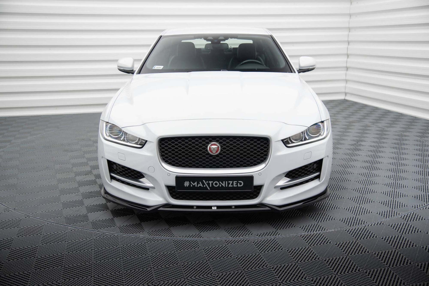 Spoiler Maxton Design versiunea 2 pentru bara fata a Jaguar XE R-Sport X760 (dupa 2015), negru lacuit