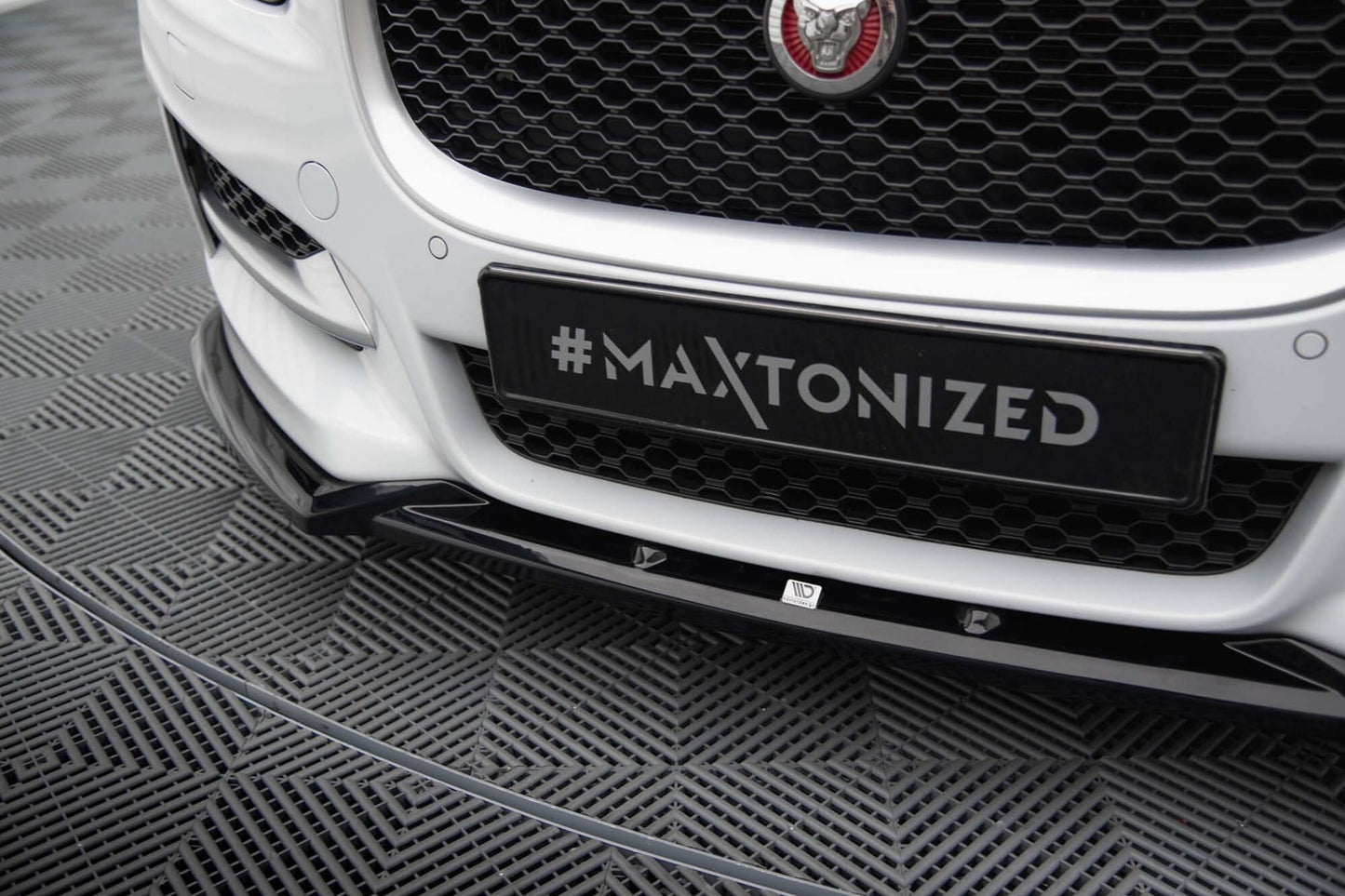Spoiler Maxton Design versiunea 2 pentru bara fata a Jaguar XE R-Sport X760 (dupa 2015), negru lacuit