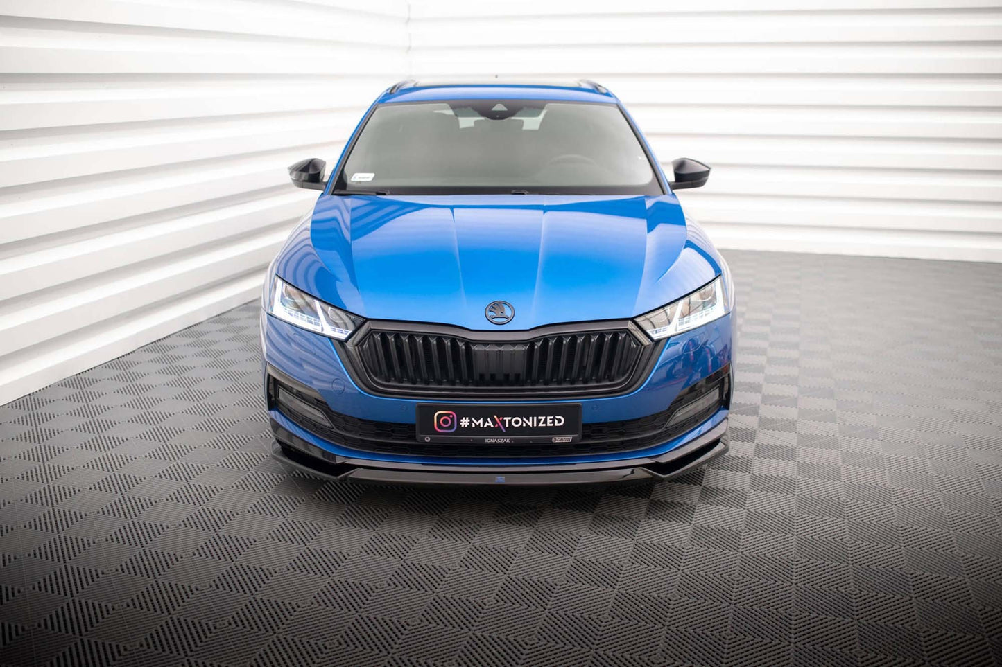 Spoiler Maxton Design versiunea 2 pentru bara fata a Skoda Octavia Sportline (dupa 2019), lac negru