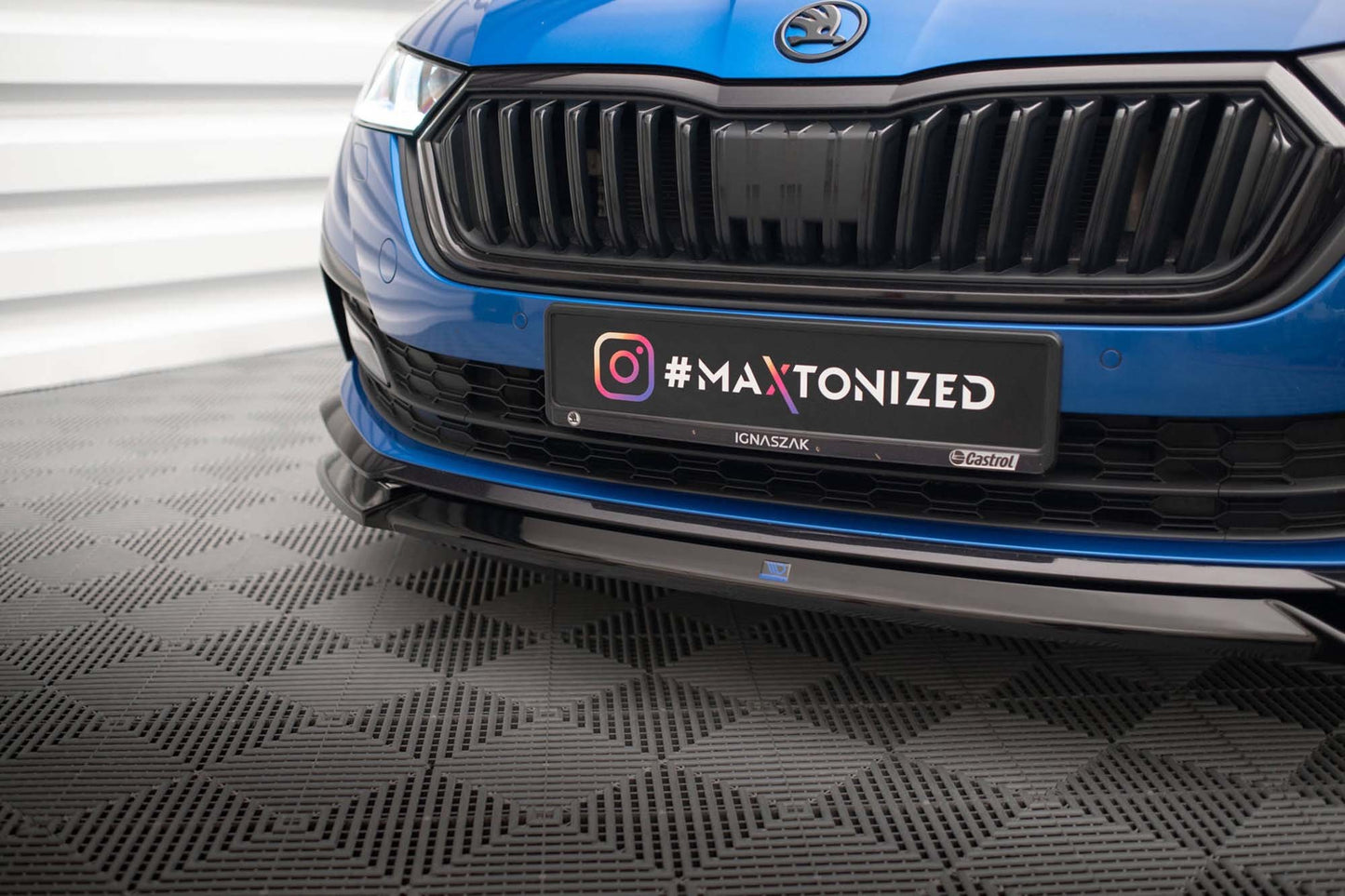 Spoiler Maxton Design versiunea 2 pentru bara fata a Skoda Octavia Sportline (dupa 2019), lac negru